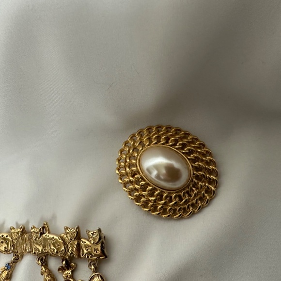 Brooch pins and locket - Picture 4 of 7